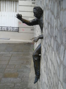 [scultura di Jean Marais in Place Marcel Aymé a Parigi]